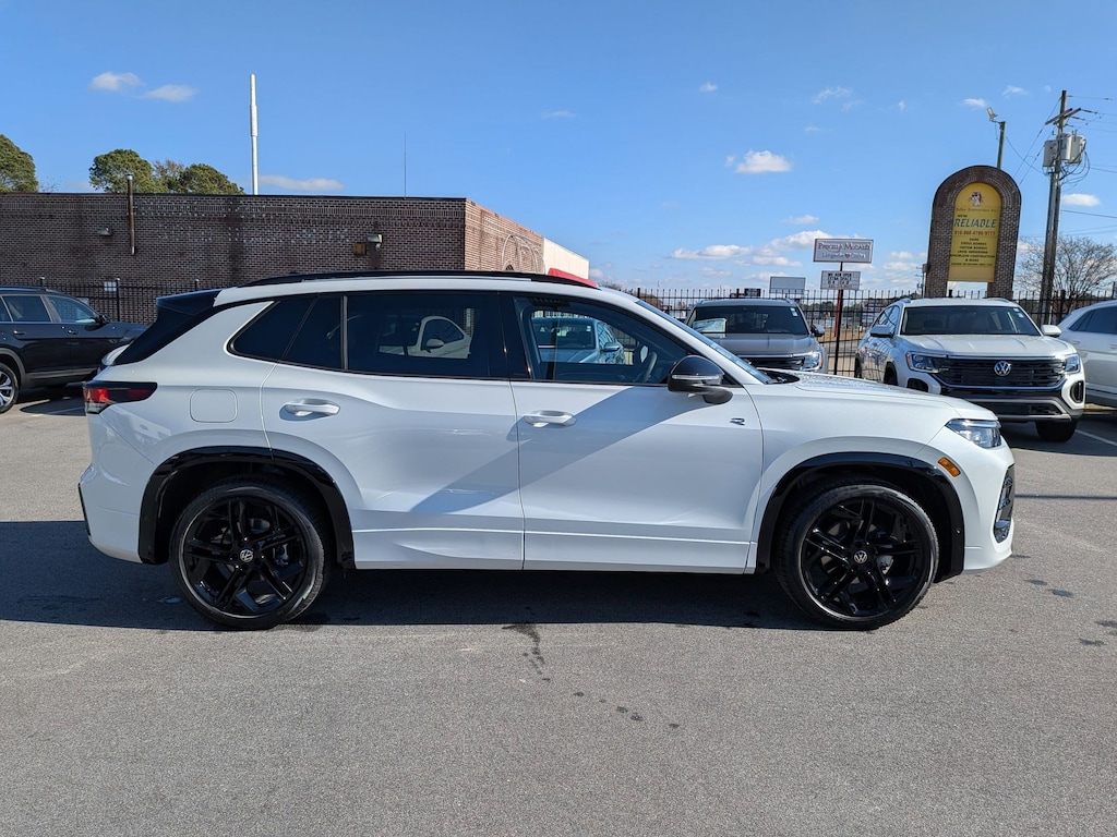 New 2026 Volkswagen Tiguan SE R-Line Black 2.0T SE R-Line Black FWD