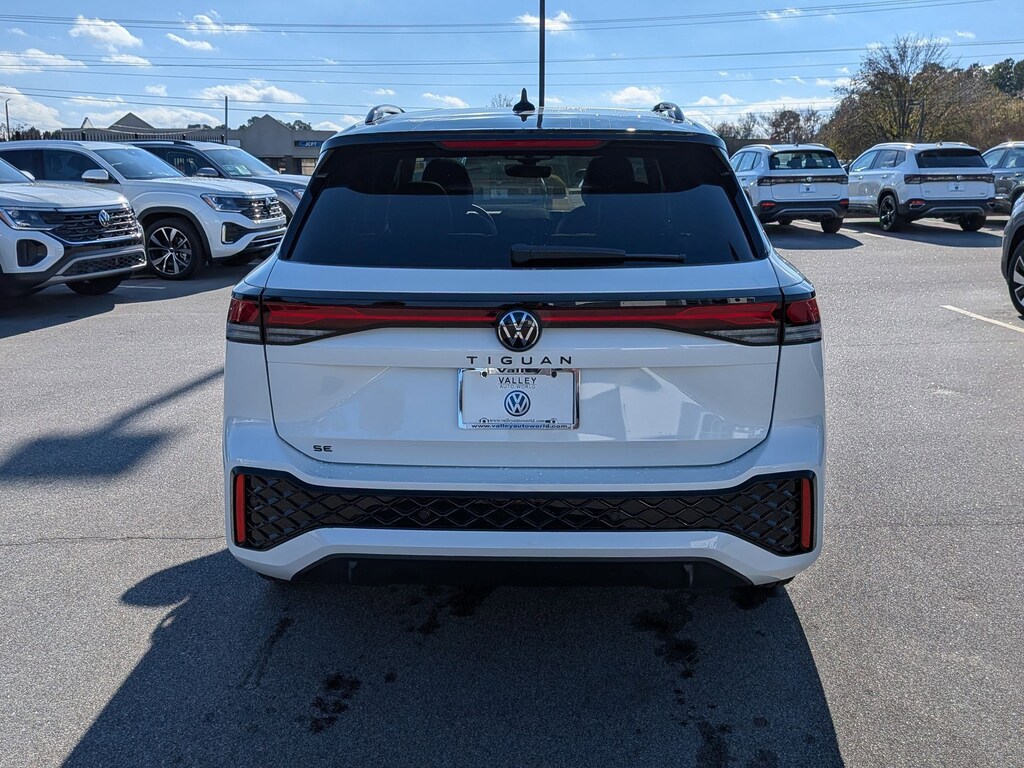 New 2026 Volkswagen Tiguan SE R-Line Black 2.0T SE R-Line Black FWD