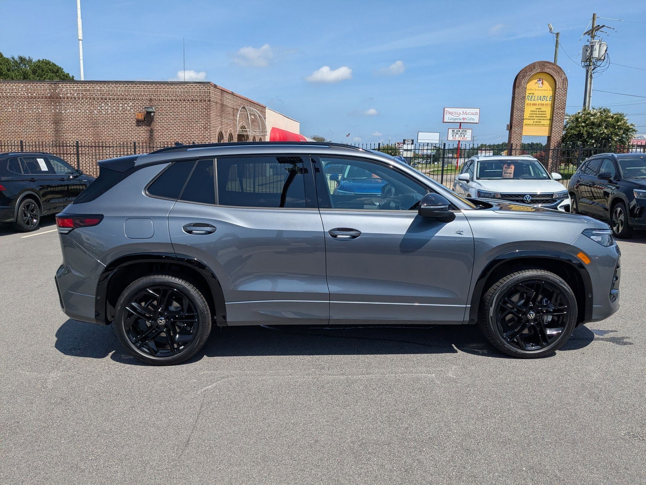 2025 Volkswagen Tiguan SE R-Line Black photo 2