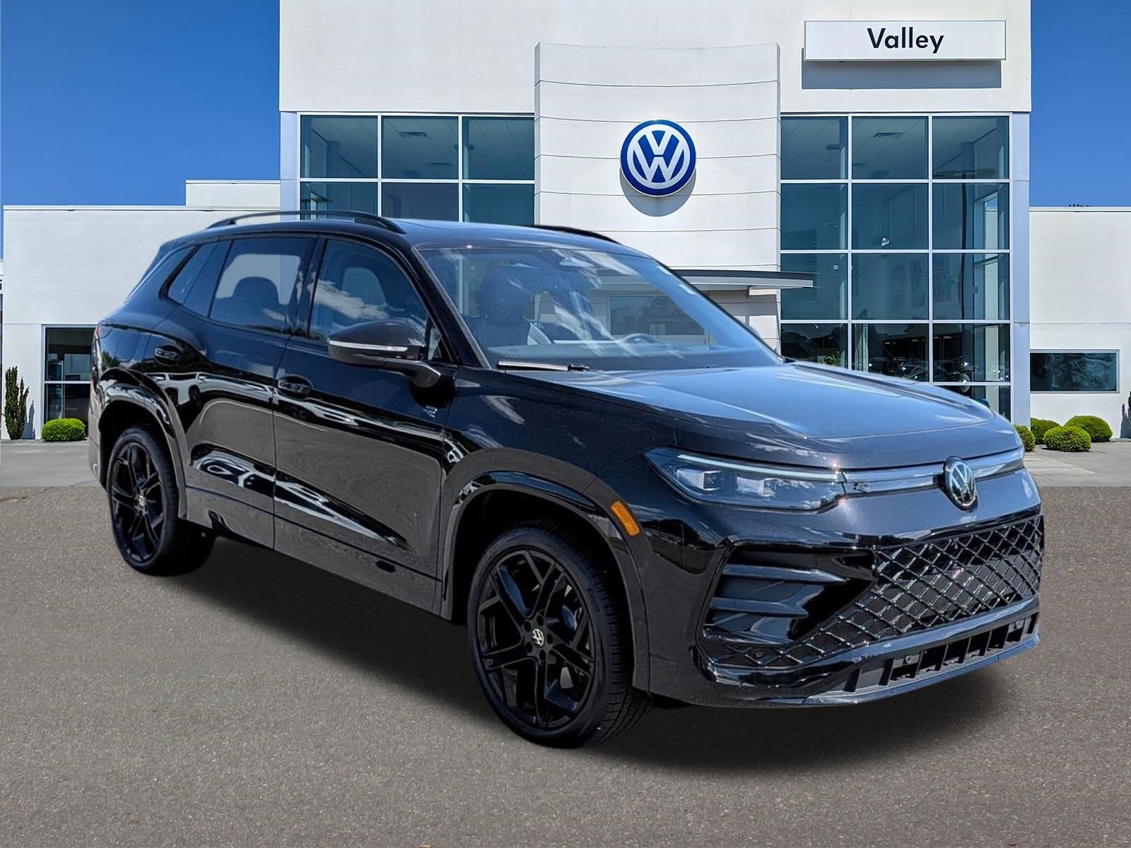 2026 Volkswagen Tiguan 2.0T SE R-Line Black 4Motion's photo