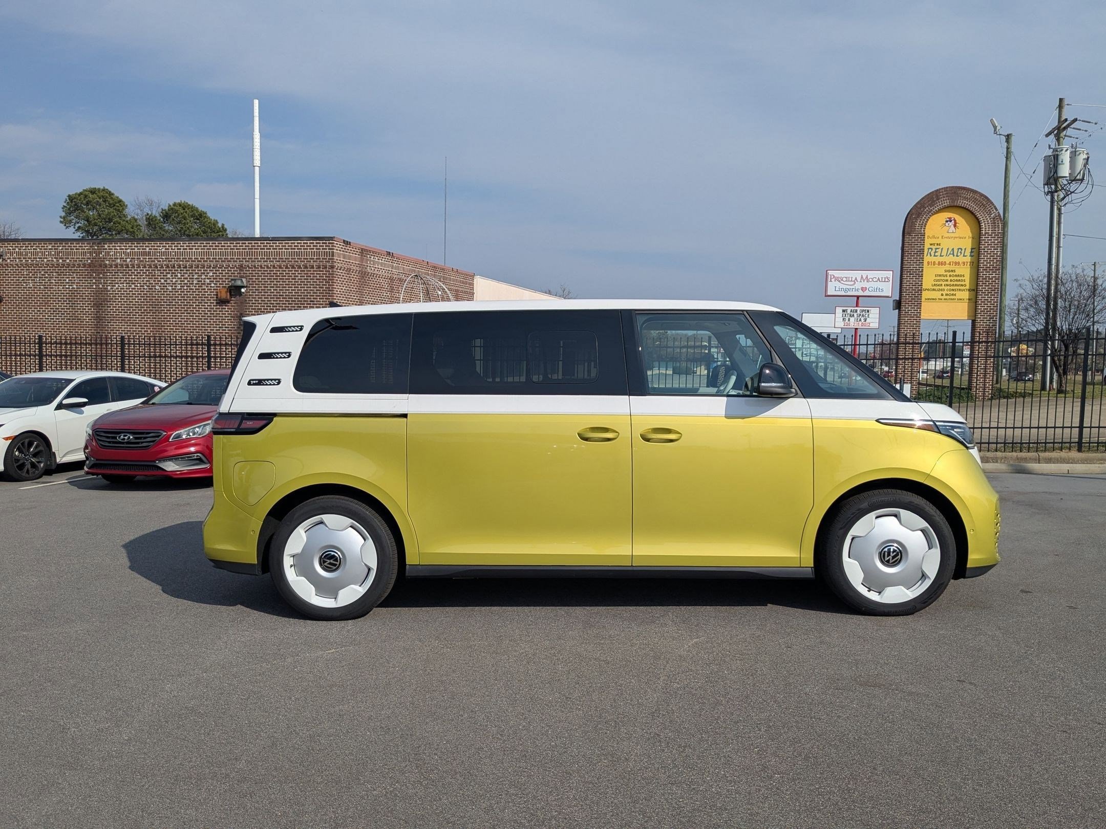 2025 Volkswagen ID. Buzz photo 2