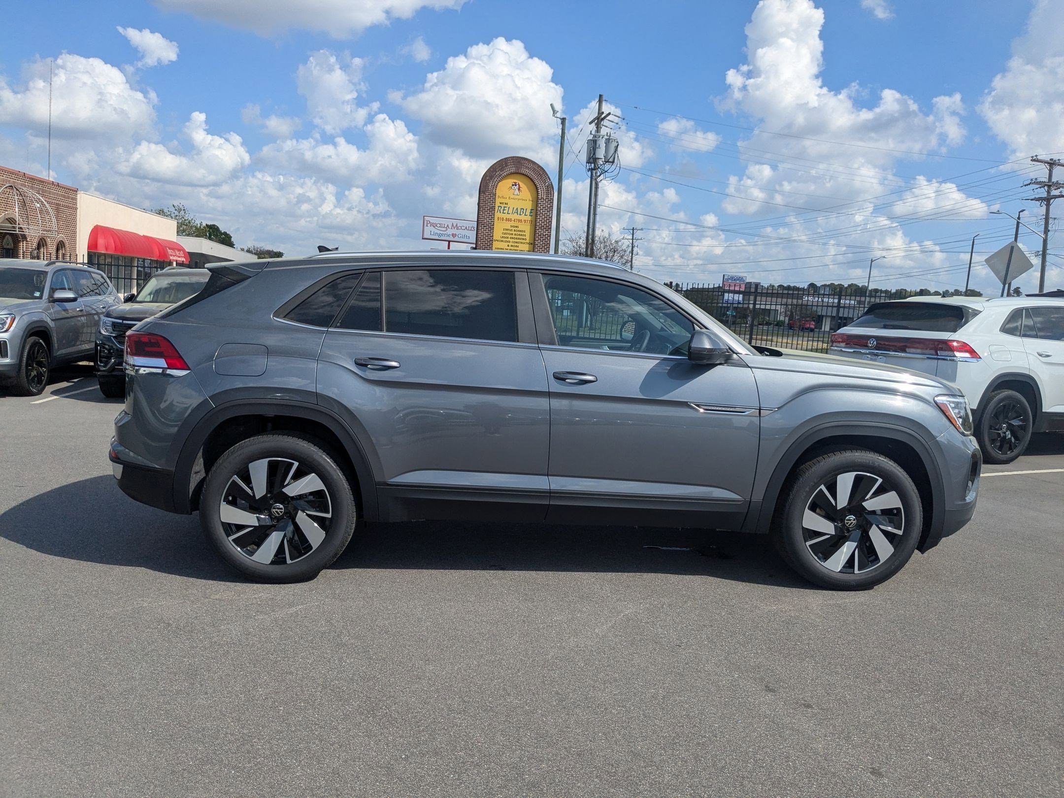 2025 Volkswagen Atlas Cross Sport SE Technology photo 2