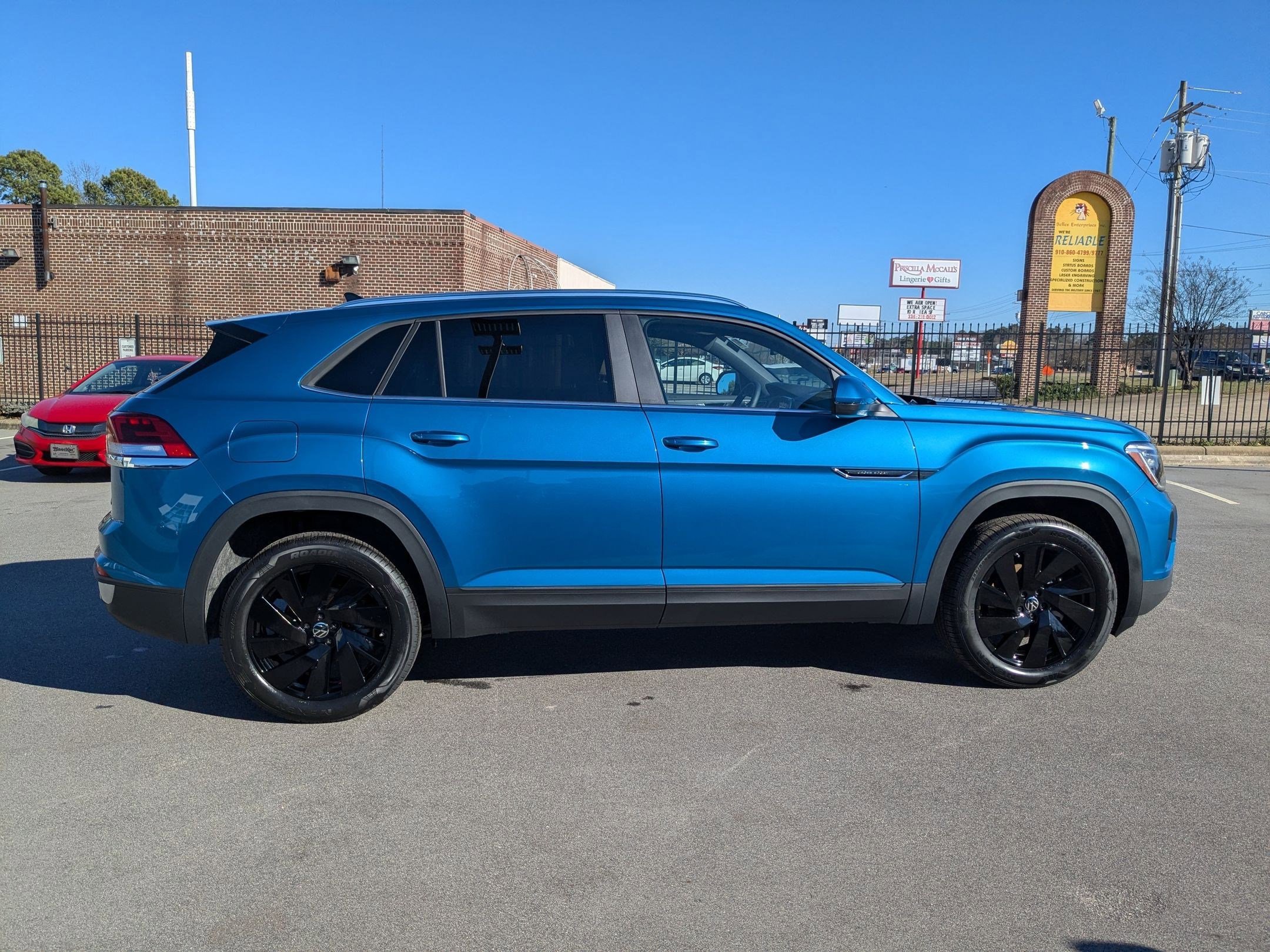 2025 Volkswagen Atlas Cross Sport SE Technology photo 2