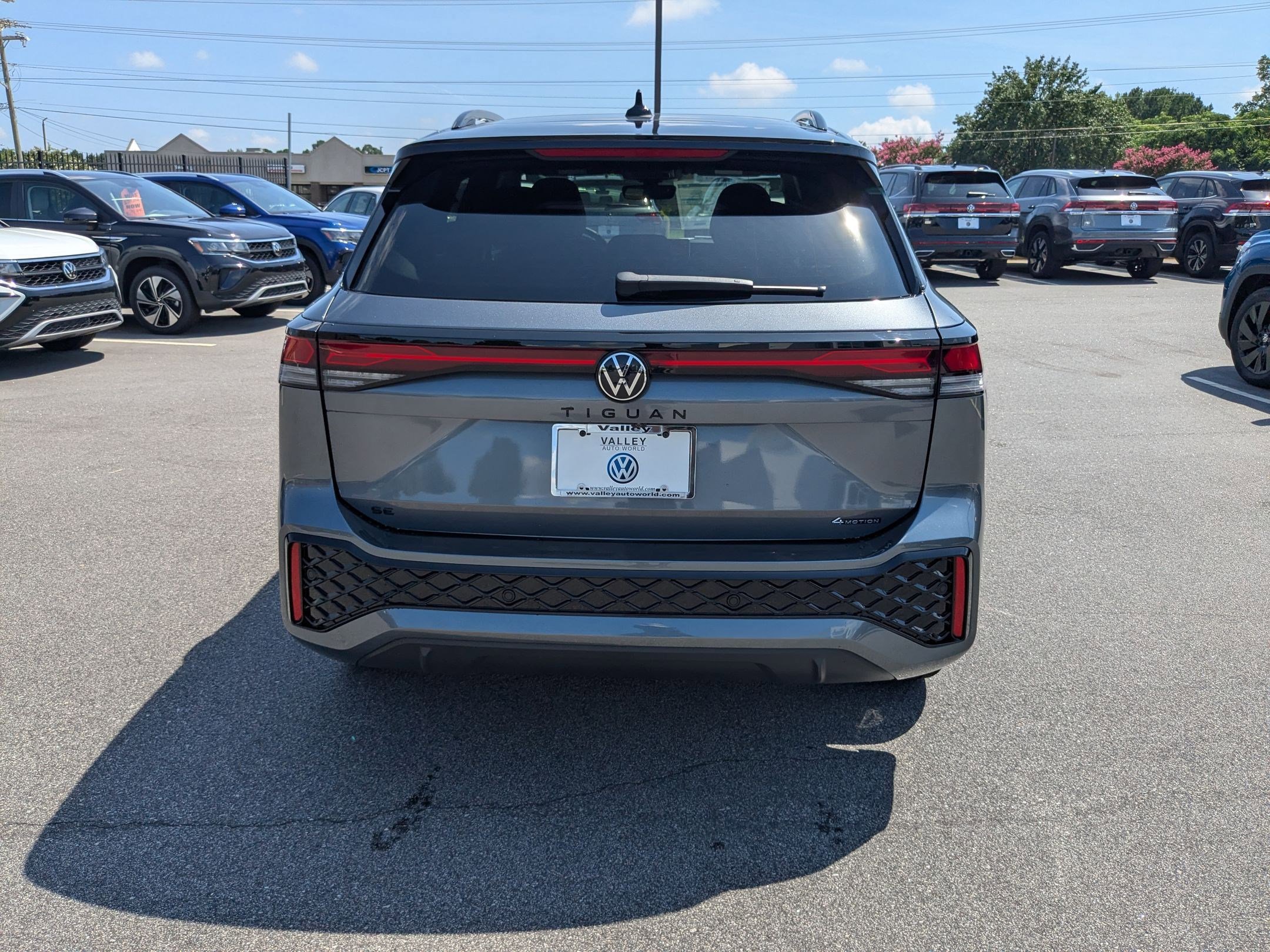 2025 Volkswagen Tiguan SE R-Line Black photo 4