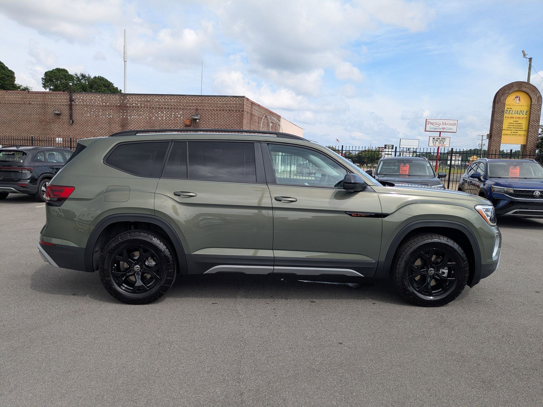 2026 Volkswagen Atlas Peak Edition SE photo 2