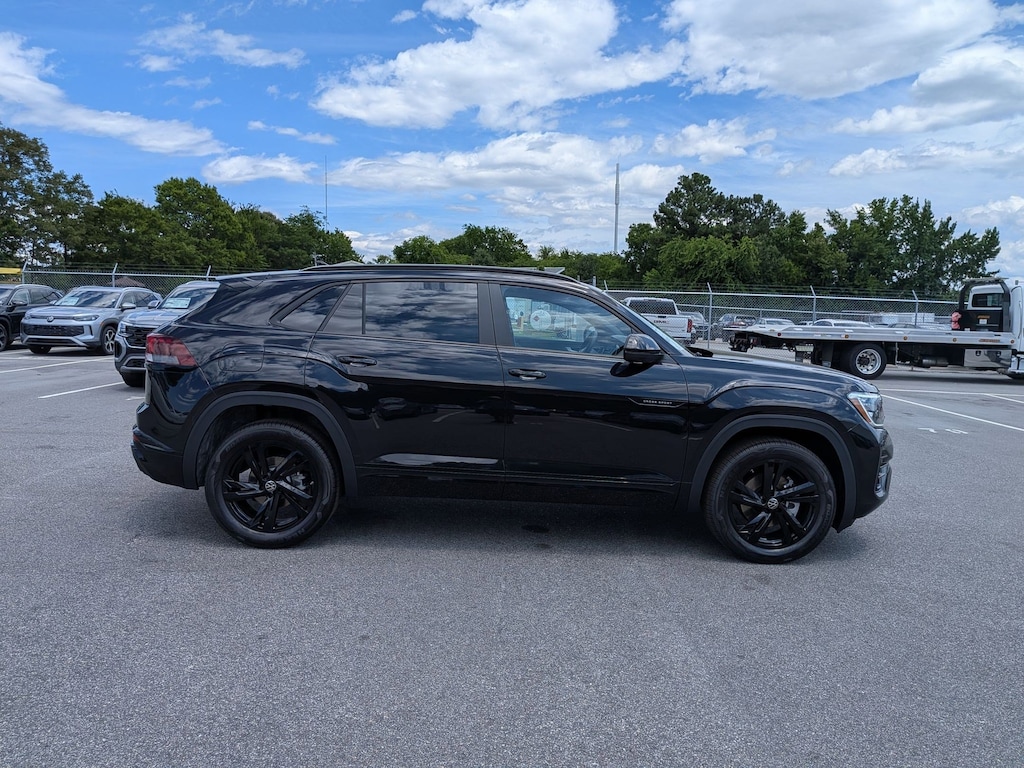 New 2026 Volkswagen Atlas Cross Sport 2.0T SEL R-Line Black 2.0T SEL R-Line Black 4MOTION