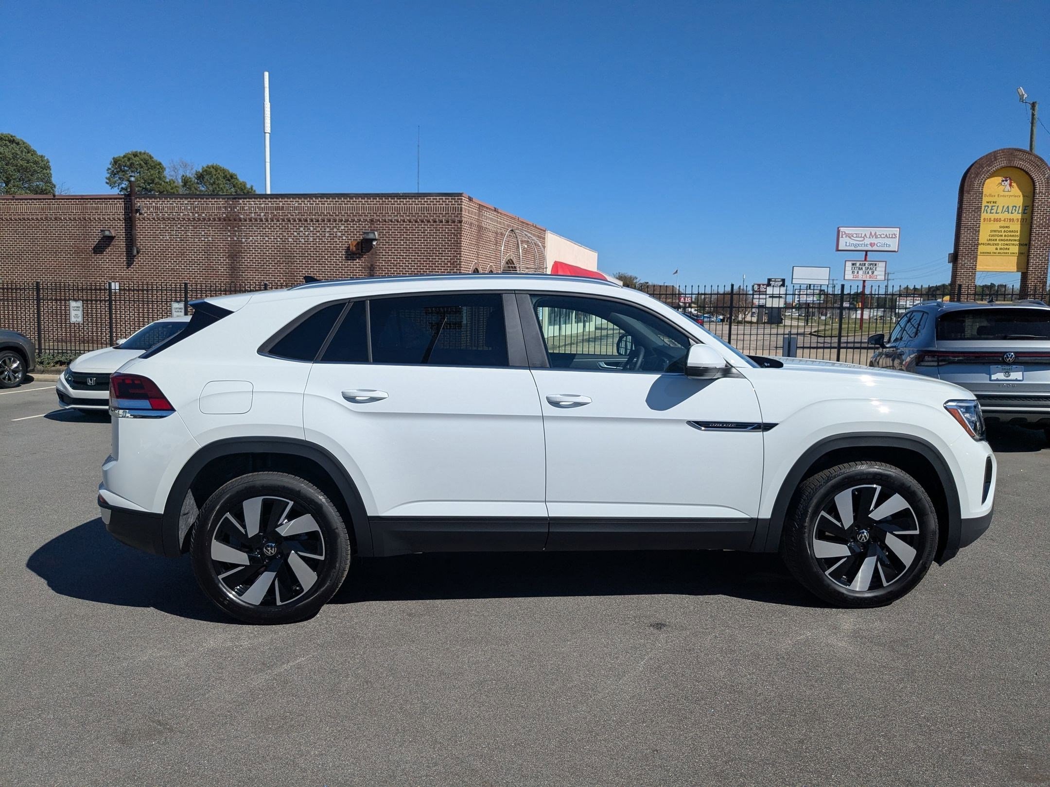 2025 Volkswagen Atlas Cross Sport SE Technology photo 2