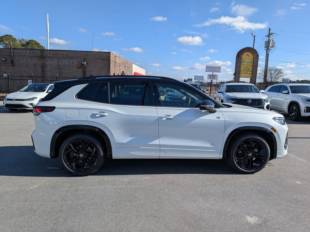 New 2026 Volkswagen Tiguan SE R-Line Black 2.0T SE R-Line Black FWD