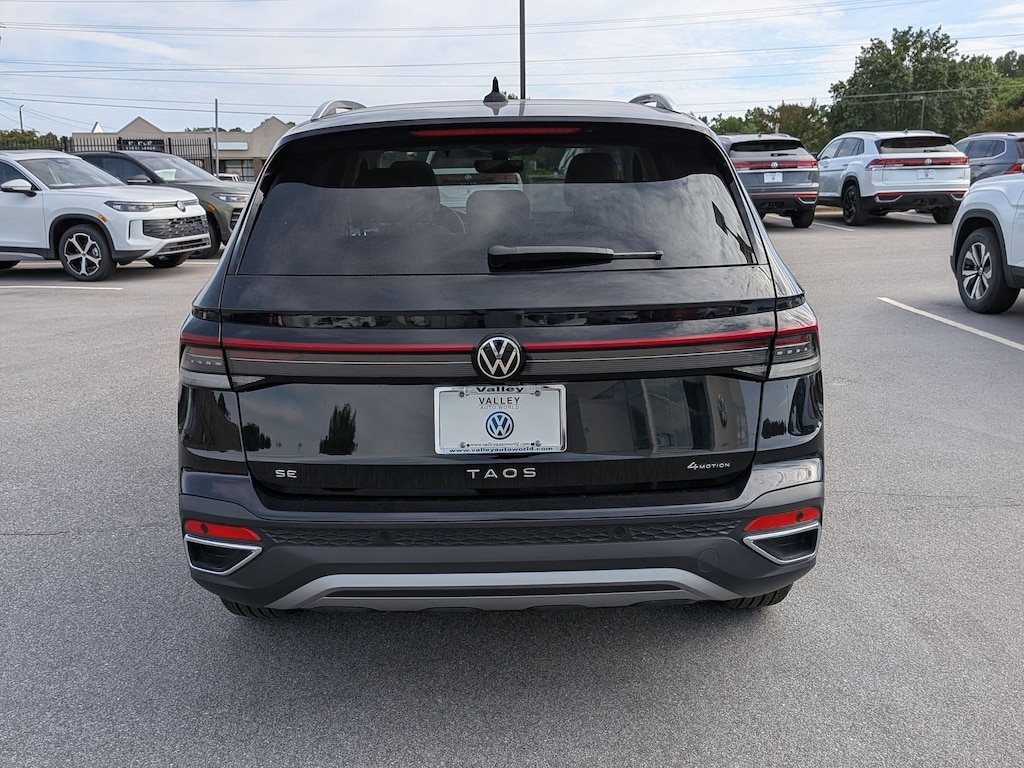 New 2026 Volkswagen Taos SE SE 4MOTION