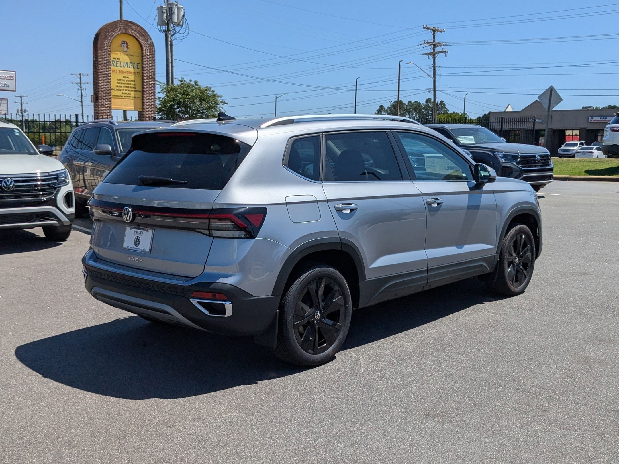 2025 Volkswagen Taos SE photo 3