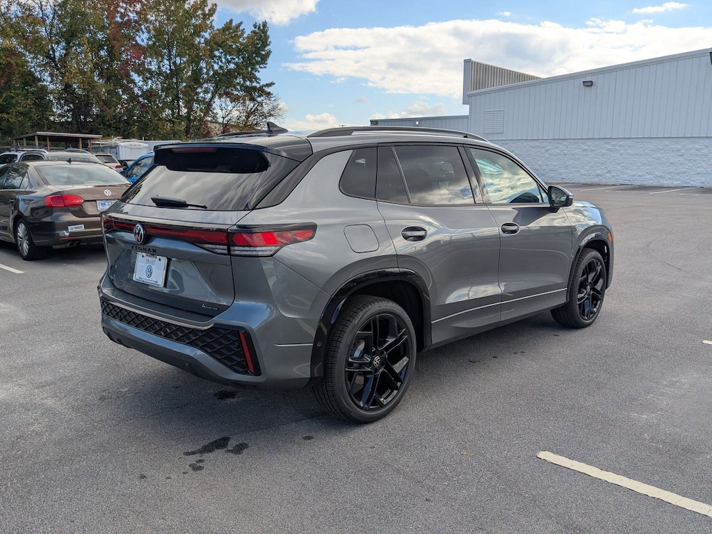 New 2026 Volkswagen Tiguan SE R-Line Black 2.0T SE R-Line Black 4MOTION