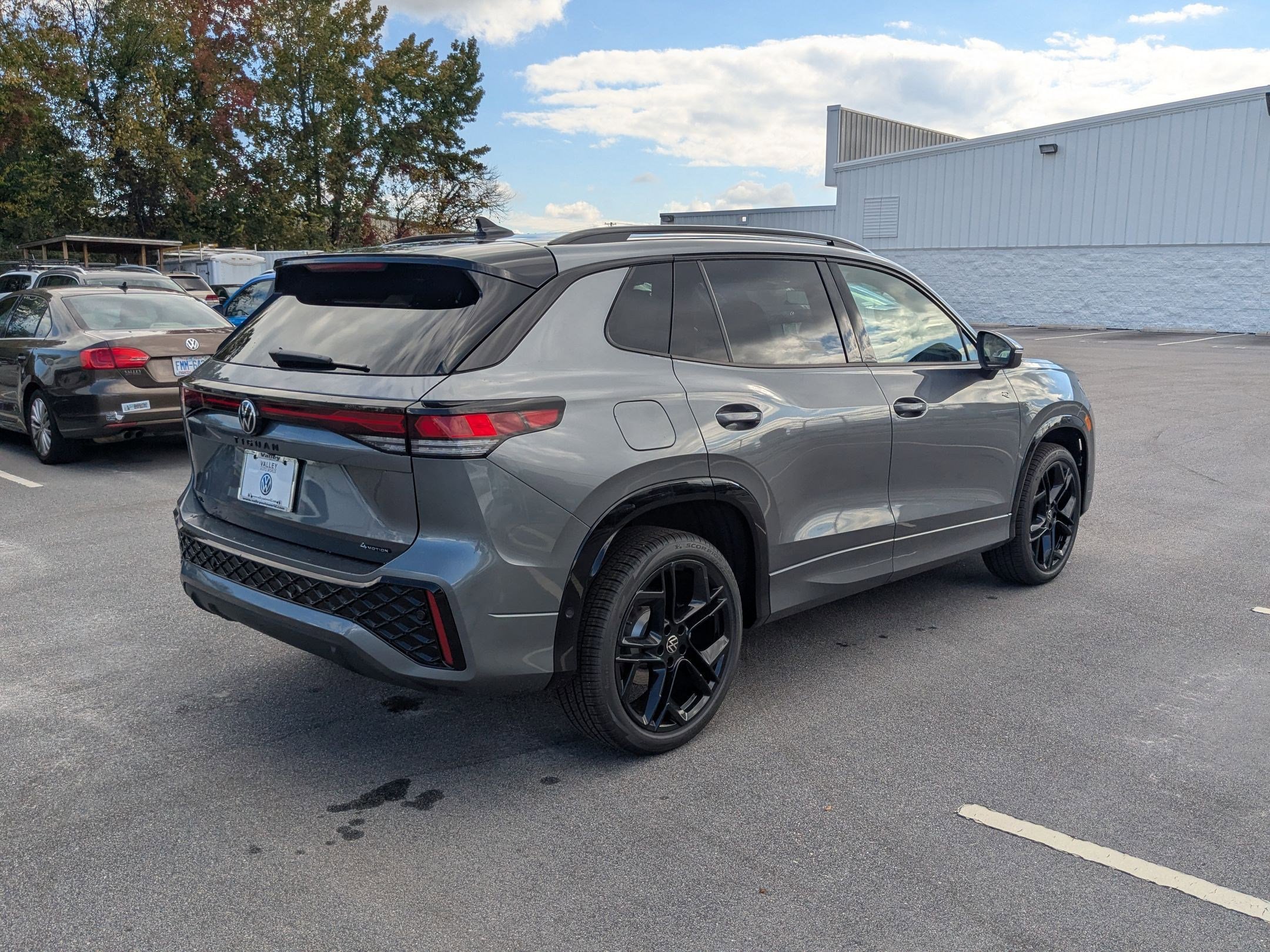 2026 Volkswagen Tiguan SE R-Line Black photo 3