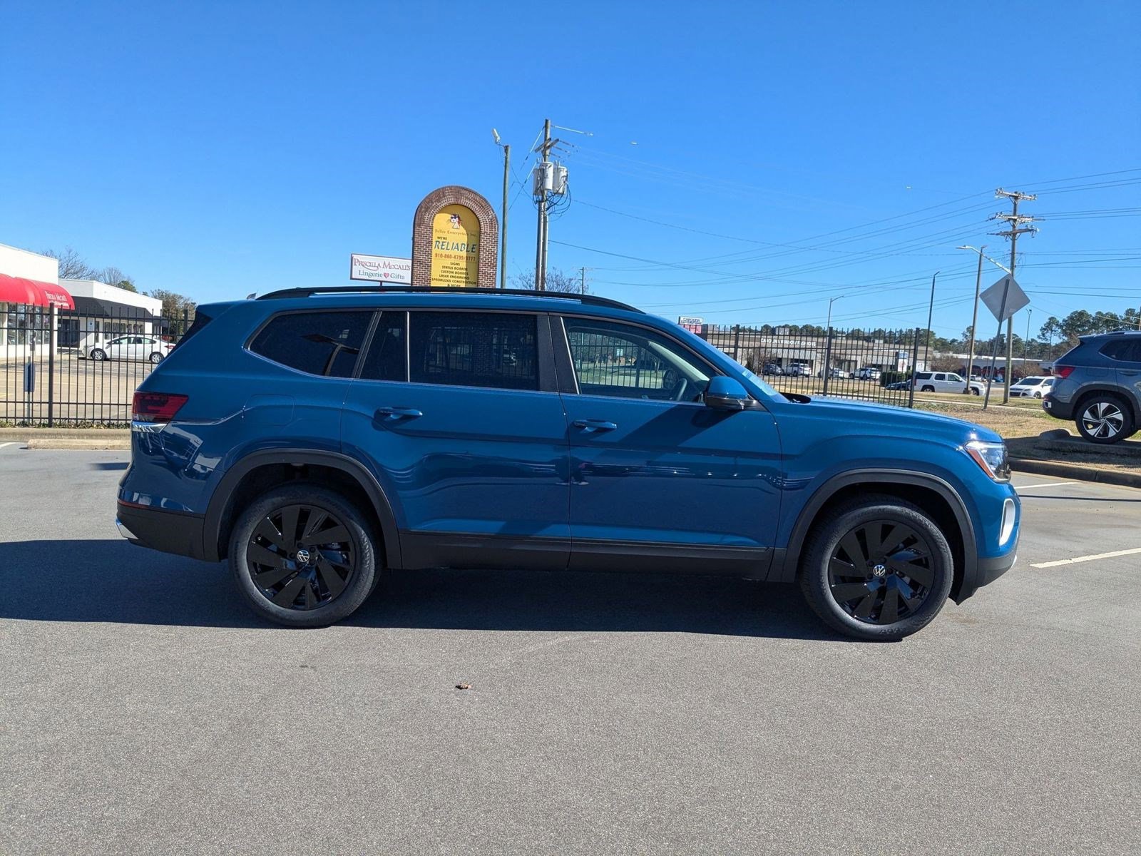 2025 Volkswagen Atlas SE Technology photo 2