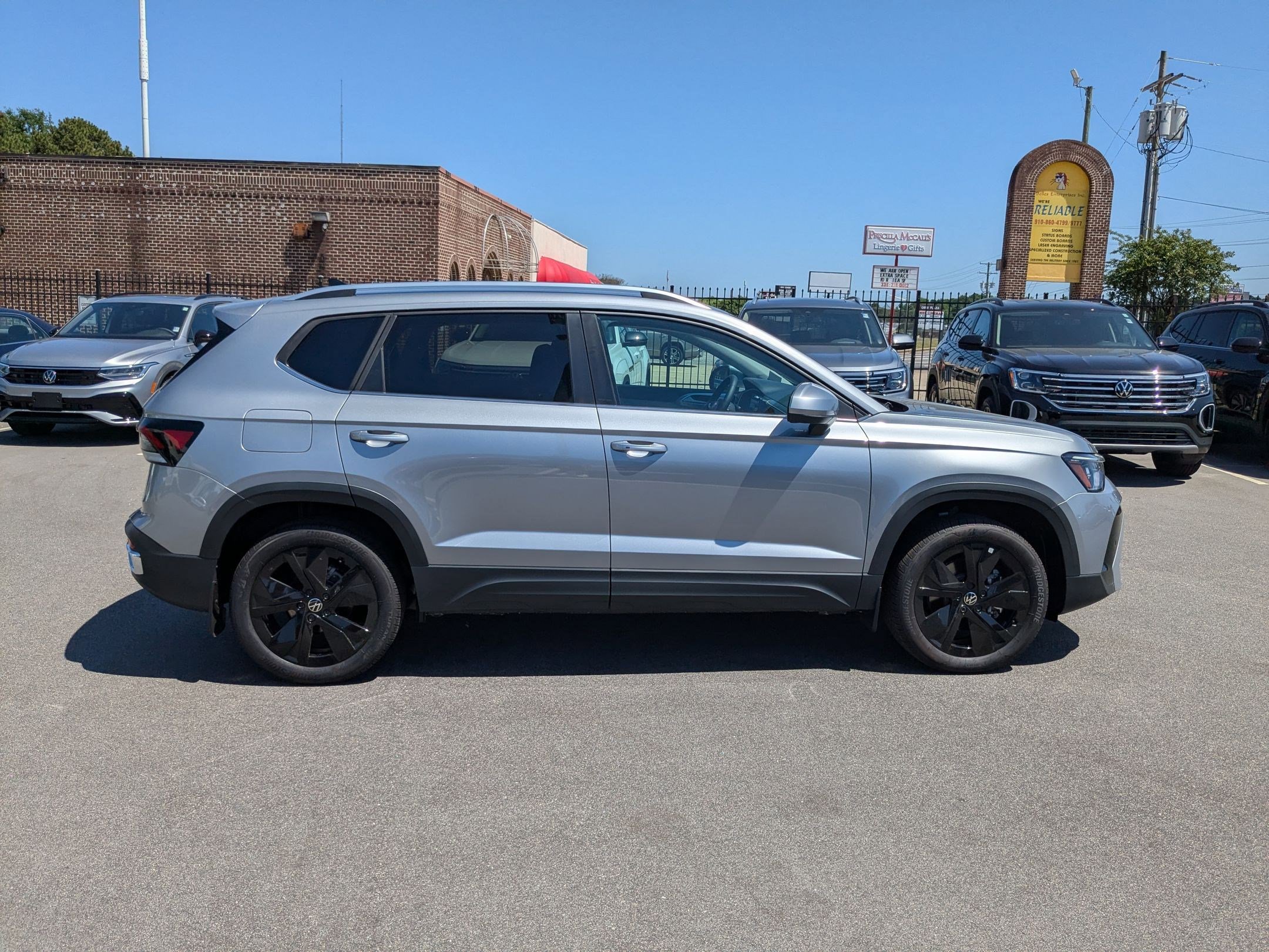 2025 Volkswagen Taos SE photo 2