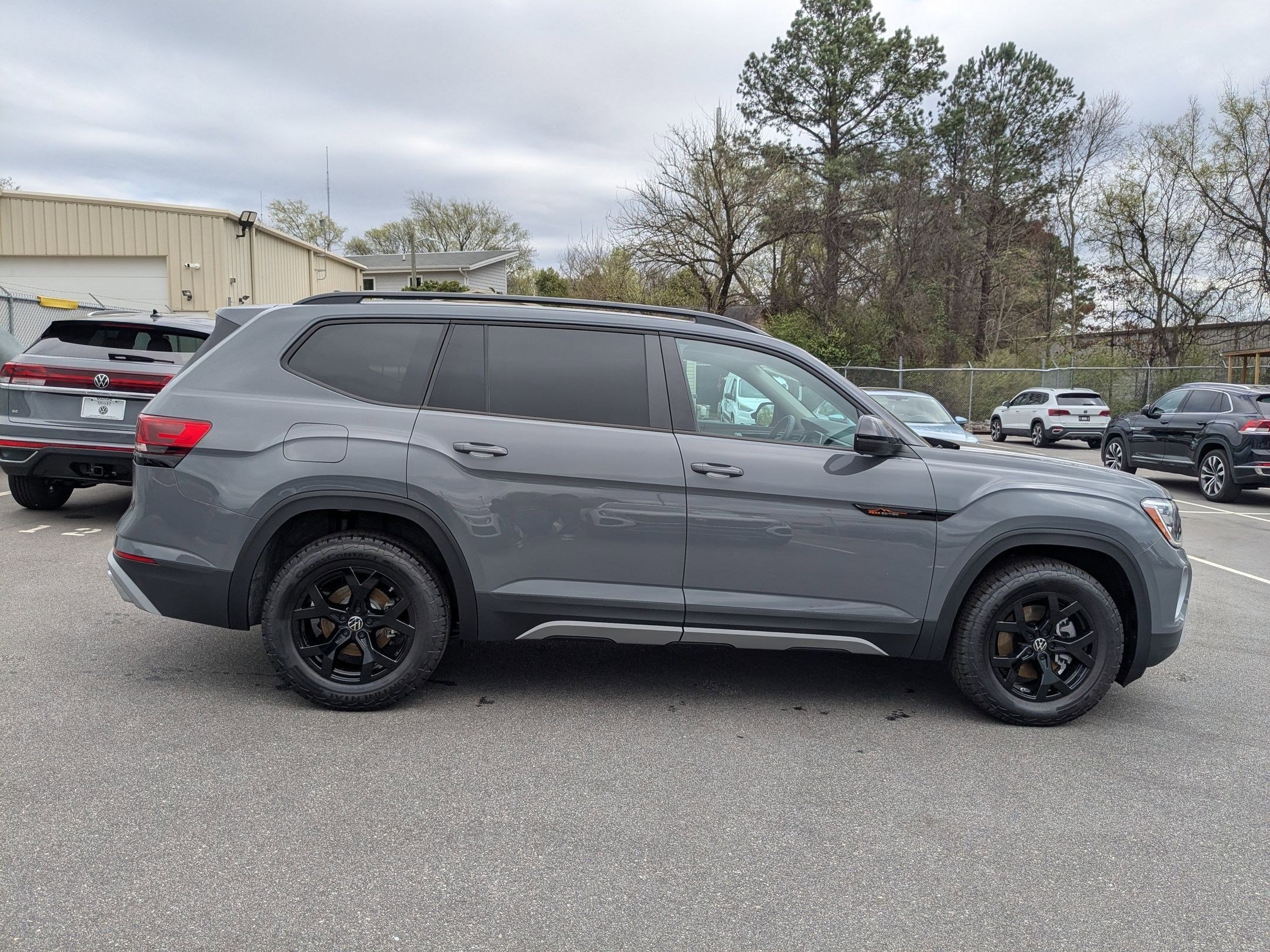 2025 Volkswagen Atlas Peak Edition SE photo 2