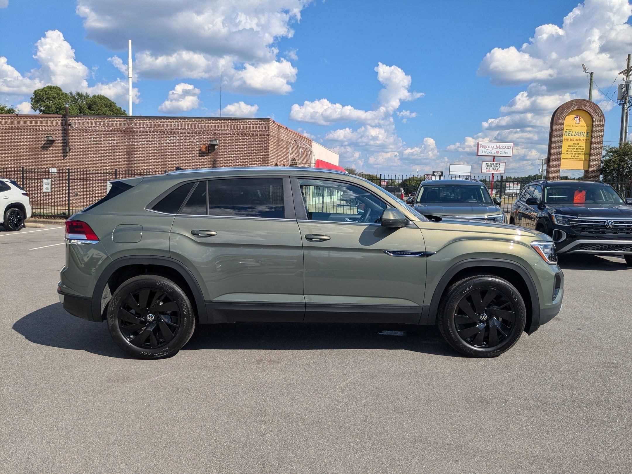 2026 Volkswagen Atlas Cross Sport SE Technology photo 2