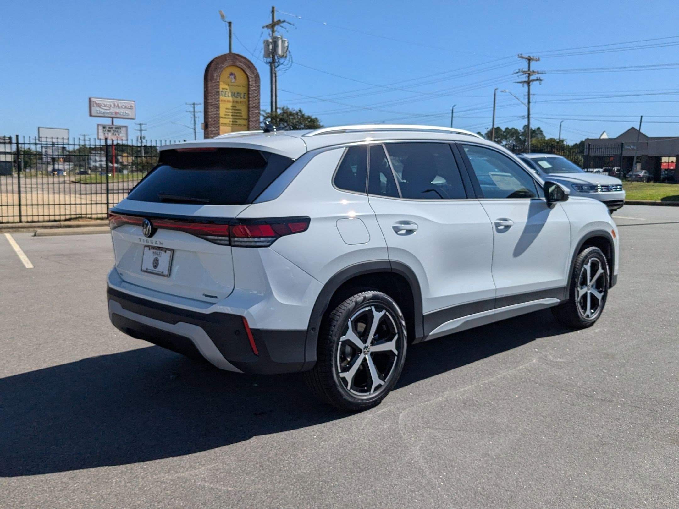 2025 Volkswagen Tiguan SE photo 3