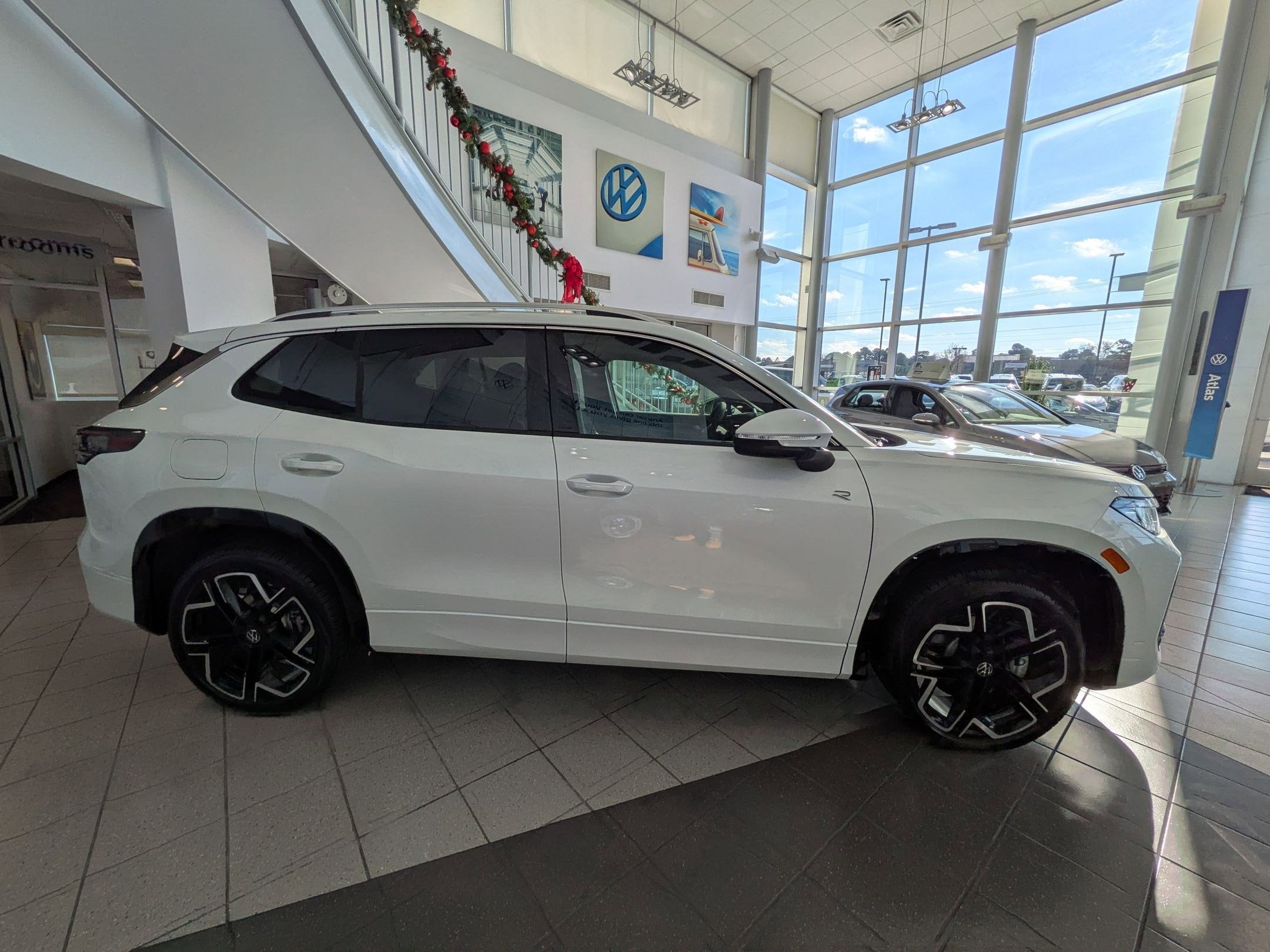 2026 Volkswagen Tiguan SEL R-Line photo 2