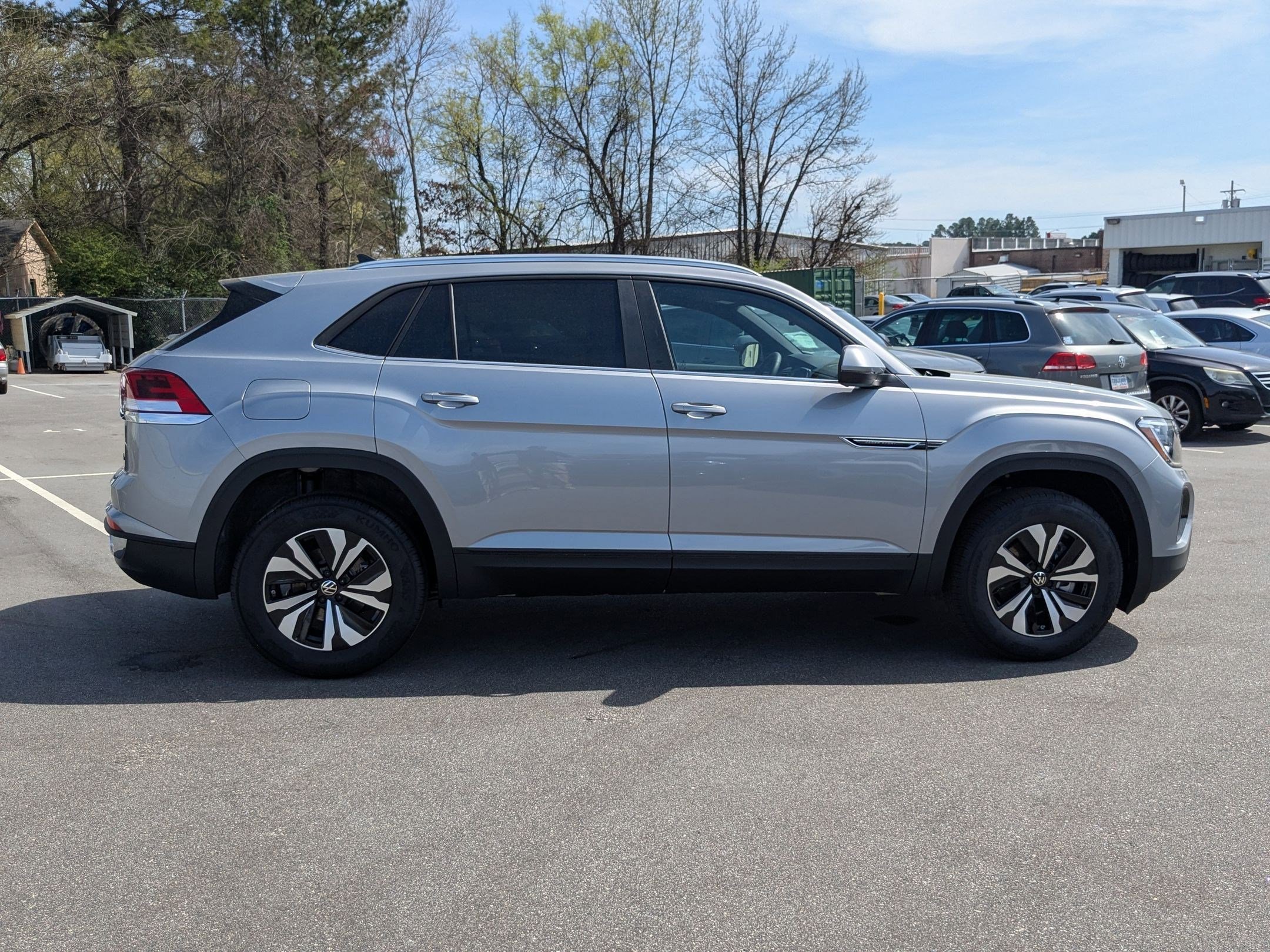 2025 Volkswagen Atlas Cross Sport SE photo 2