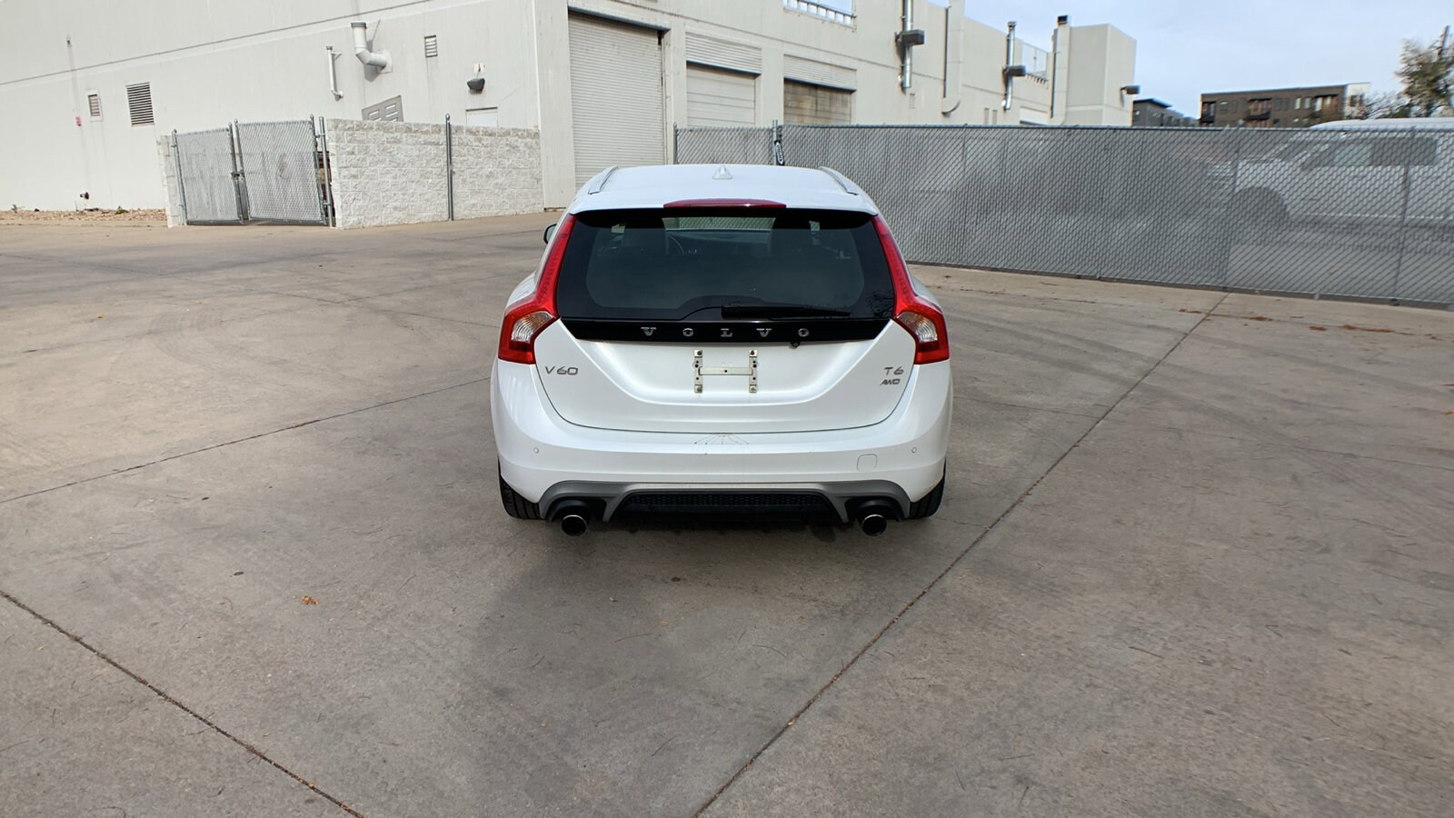 2017 Volvo V60 T6 AWD R-Design Platinum photo 4