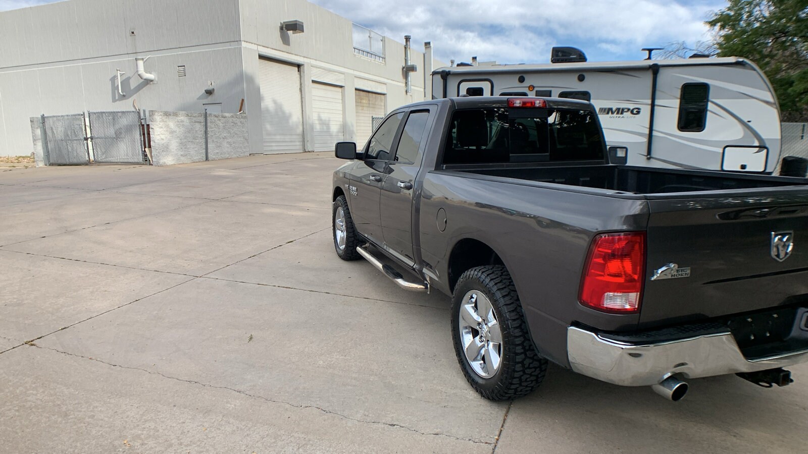 2014 Ram 1500 SLT photo 2
