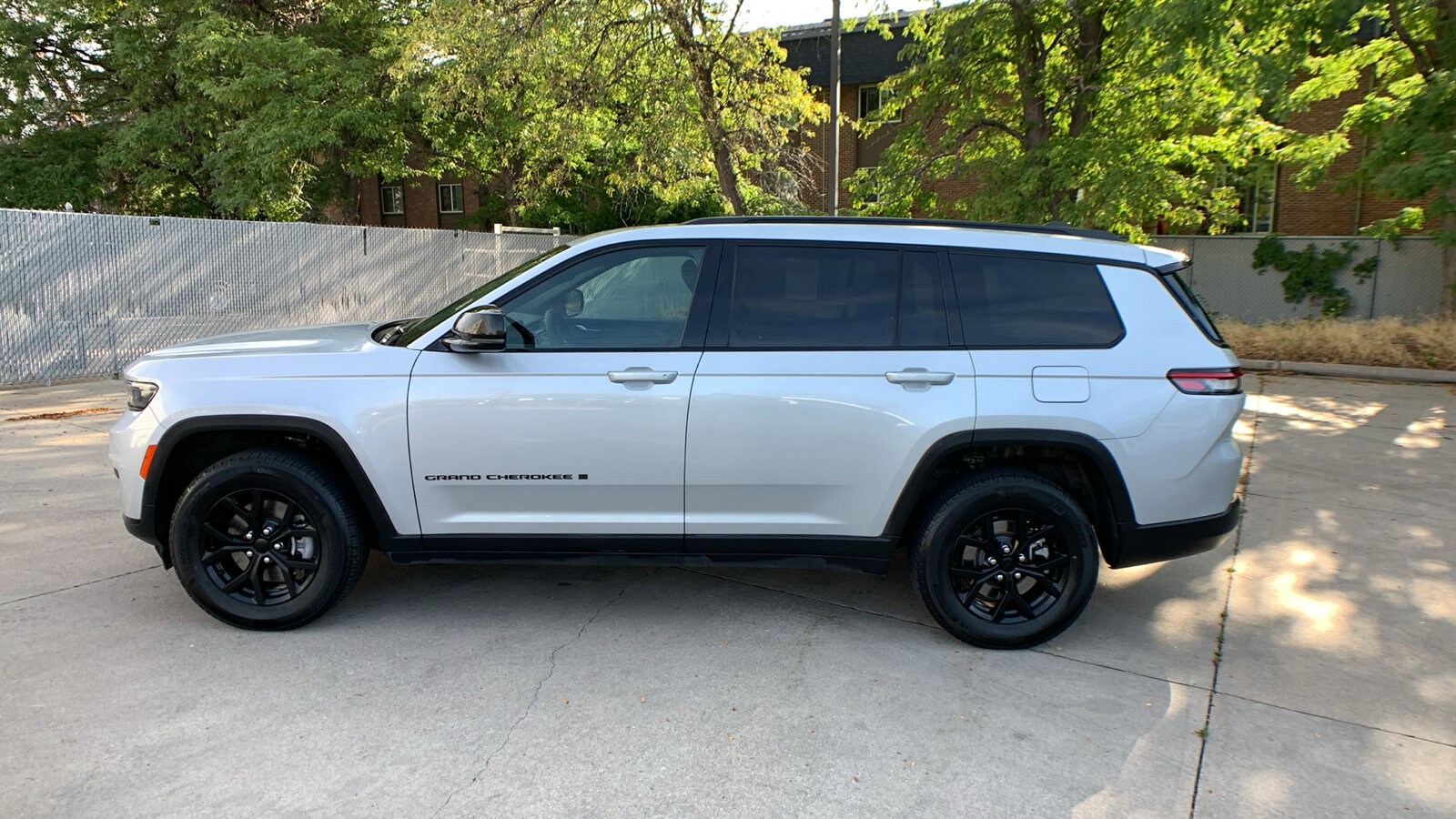 2024 Jeep Grand Cherokee Laredo photo 2