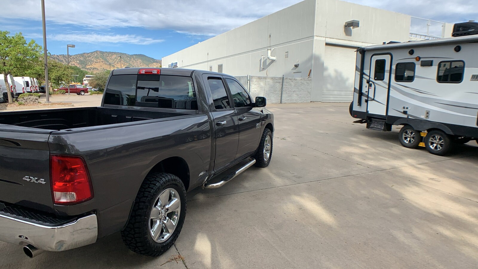 2014 Ram 1500 SLT photo 3