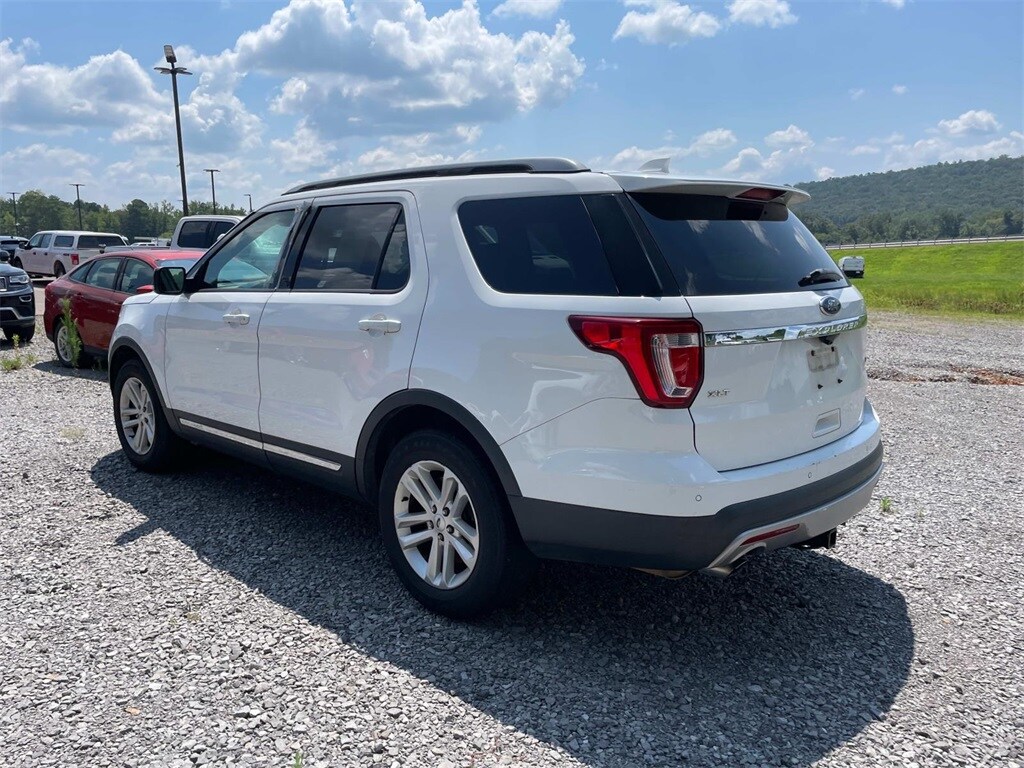 2017 Ford Explorer XLT photo 3