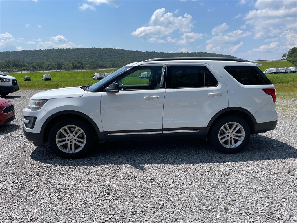 2017 Ford Explorer XLT photo 2