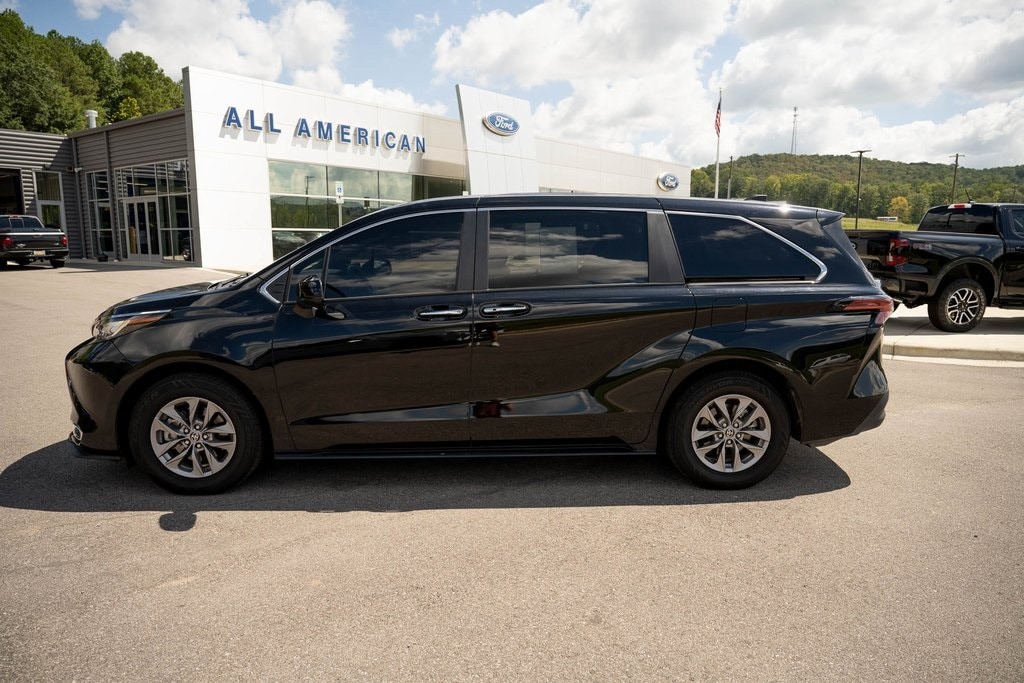 Used 2022 Toyota Sienna XLE with VIN 5TDYRKEC0NS133806 for sale in Springville, AL