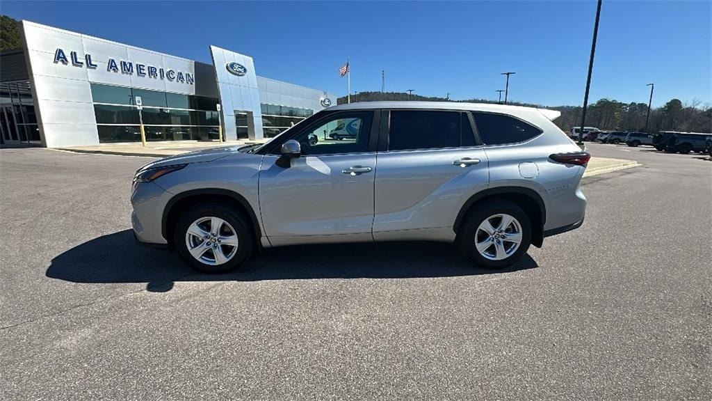 Used 2024 Toyota Highlander LE with VIN 5TDKDRBH5RS537686 for sale in Springville, AL