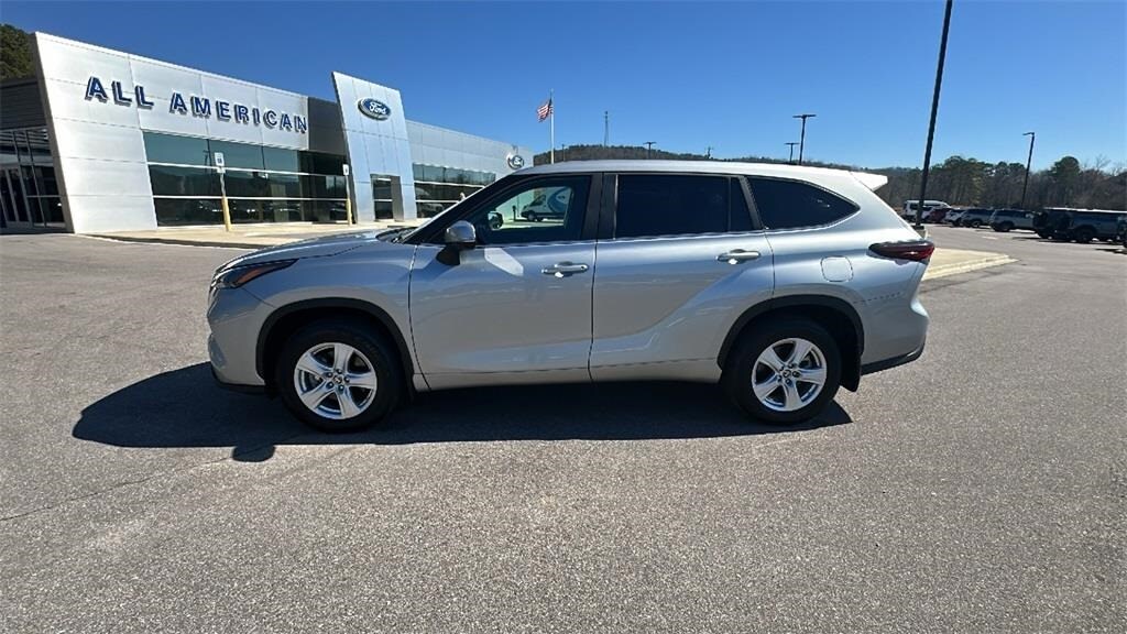 2024 Toyota Highlander LE photo 3