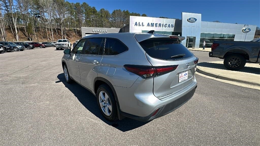 2024 Toyota Highlander LE photo 4