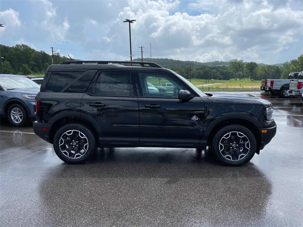 2025 Ford Bronco Sport Outer Banks photo 2