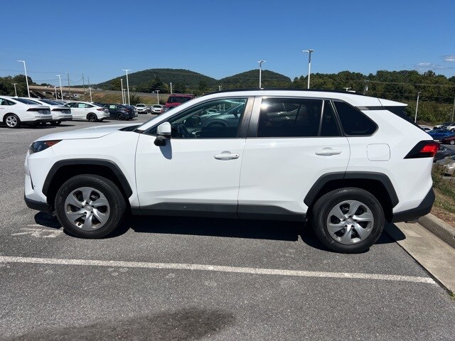 2021 Toyota RAV4 LE photo 2