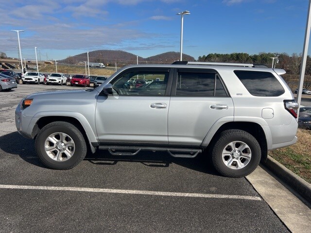 2020 Toyota 4Runner SR5 photo 2