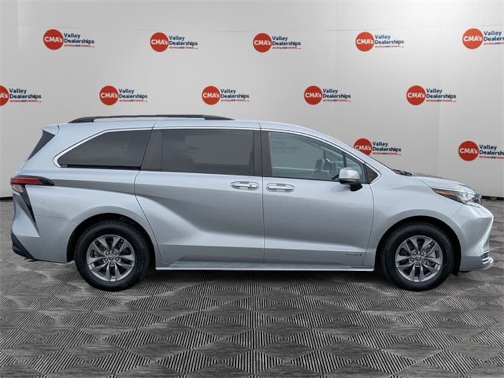 Used 2021 Toyota Sienna XLE Minivan/Van