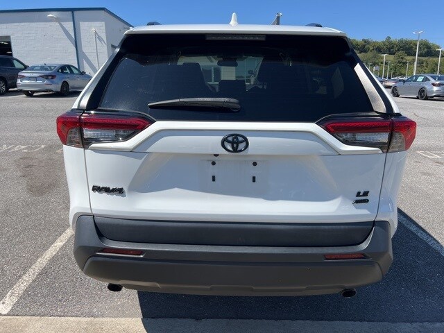 2021 Toyota RAV4 LE photo 4