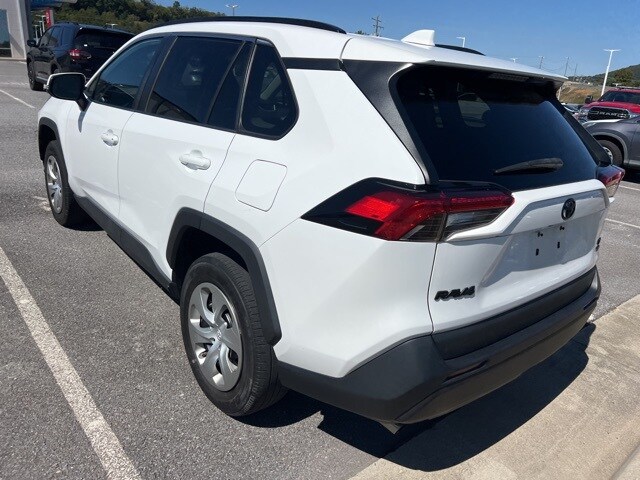 2021 Toyota RAV4 LE photo 3