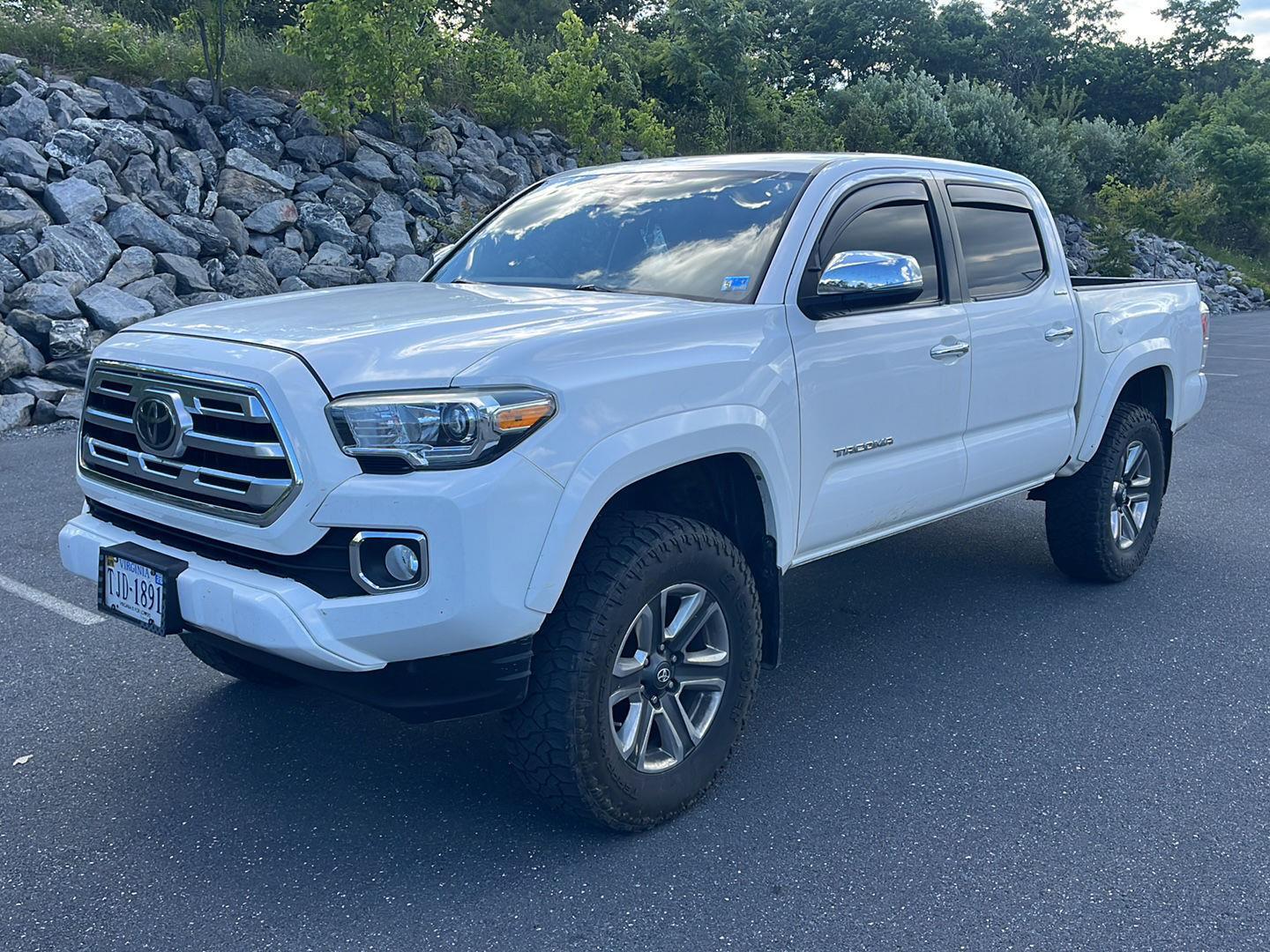 2019 Toyota Tacoma Limited Double Cab 4WD V6 Auto Short Bed's photo