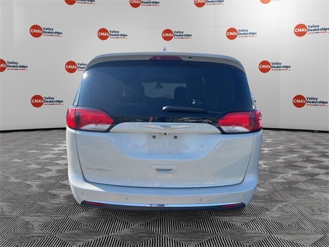 2017 Chrysler Pacifica Touring L photo 3