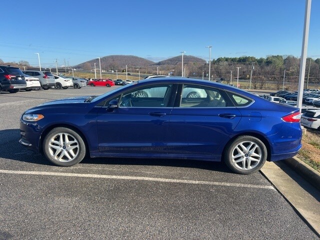 2016 Ford Fusion SE photo 2