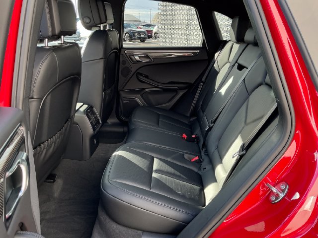 2026 Porsche Macan T - Photo 25