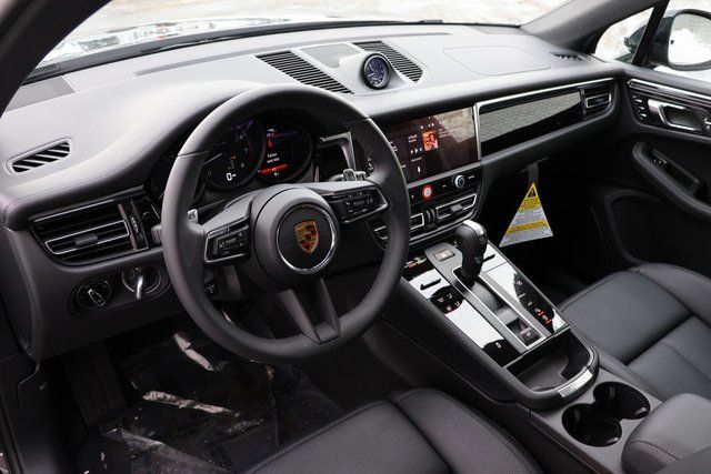 2025 Porsche Macan T photo 4