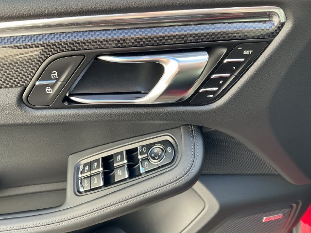 2026 Porsche Macan T - Photo 15