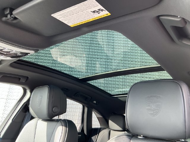 2026 Porsche Macan T - Photo 23