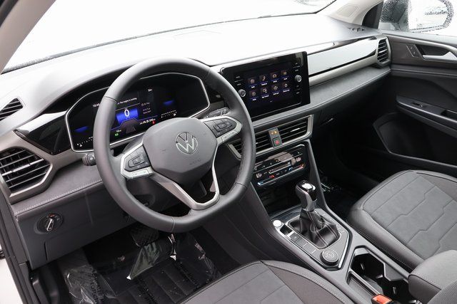 2025 Volkswagen Taos SE photo 4