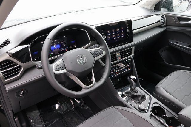 2025 Volkswagen Taos SE photo 4