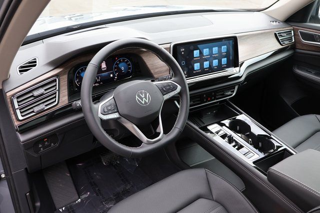 2025 Volkswagen Atlas SEL photo 4