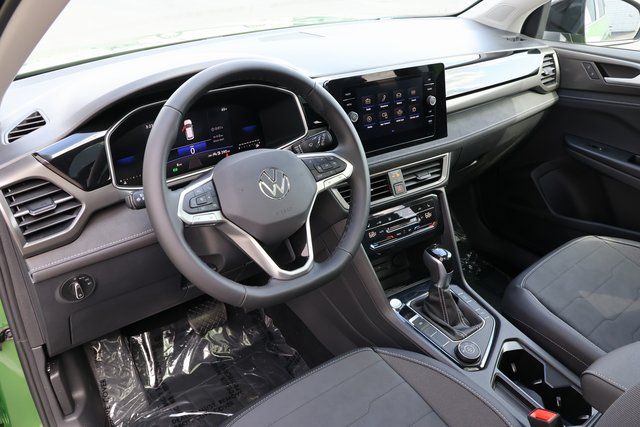2025 Volkswagen Taos SE photo 4